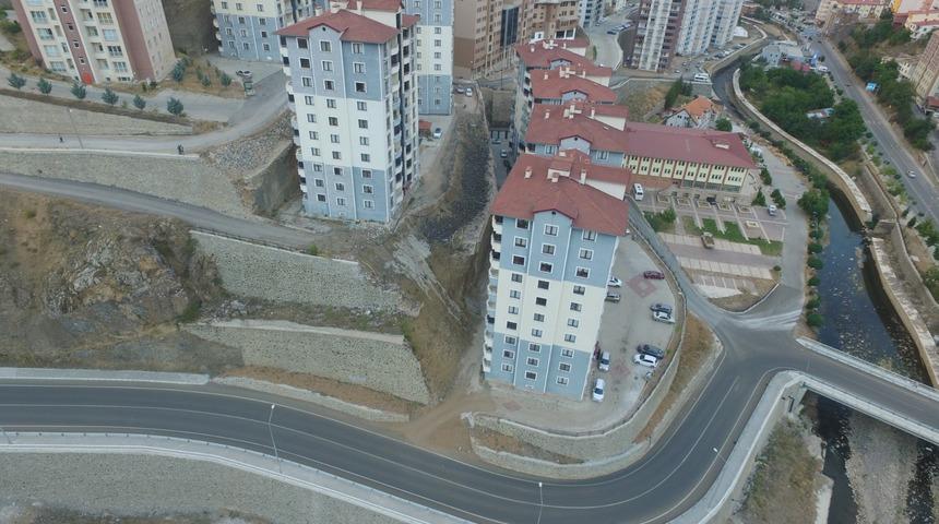 İstinat duvarı çöken sitenin sakinleri korku içinde yaşıyor