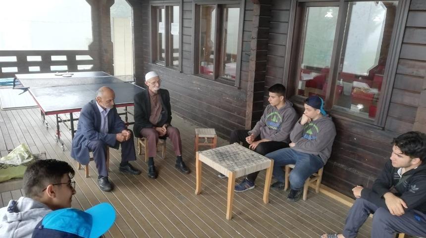 Gençlik liderleri, Rıdvan ve Mehmet dedenin ‘bizi yaylaya getirin’ isteğini yerine getirdiler
