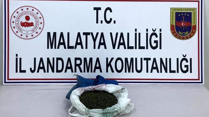 Hekimhan’da bir evde 400 gram esrar yakalandı