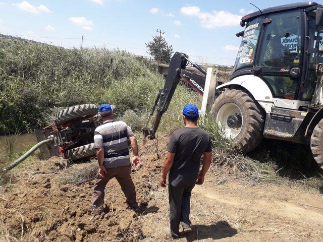 Devrilen traktörden yara almadan çıktı