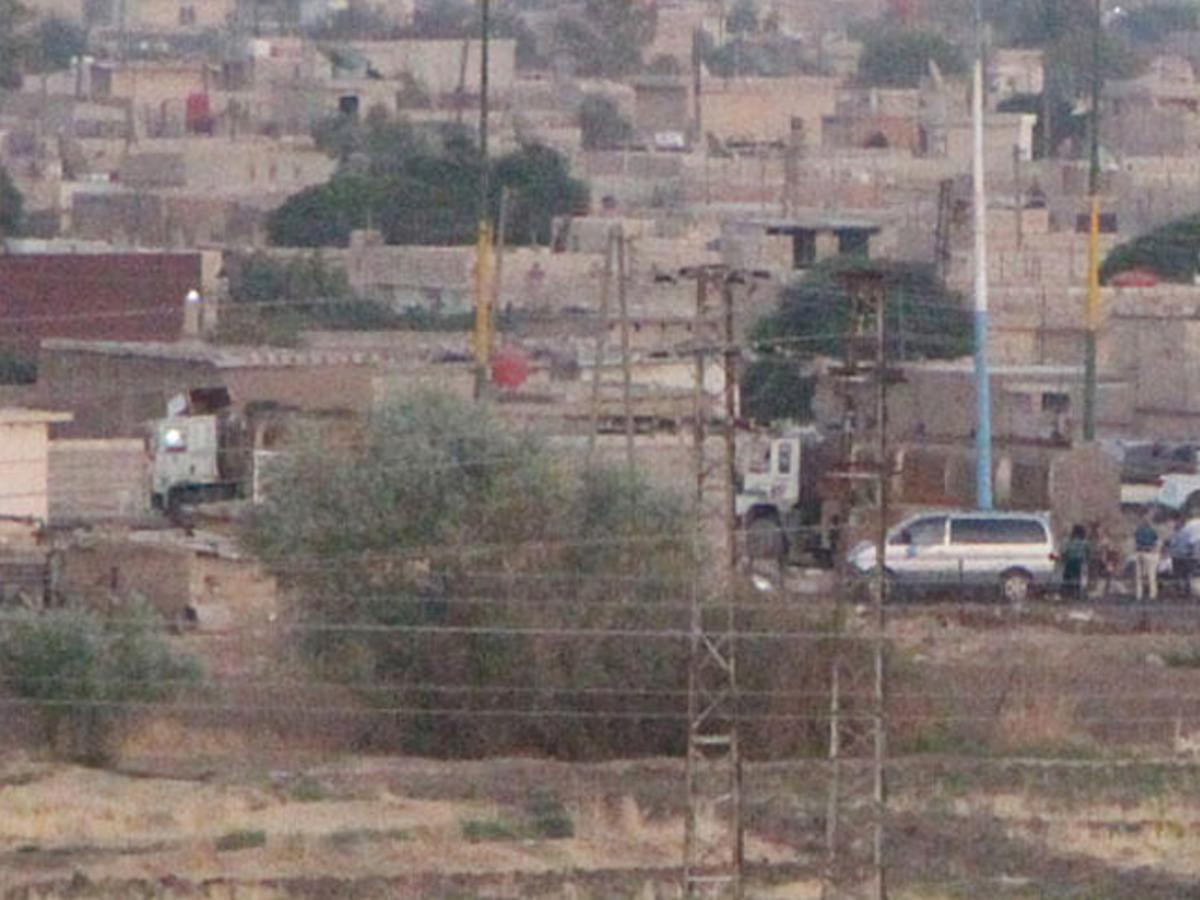 Kamışlı'daki YPG'li ter&ouml;ristler T&uuml;rkiye'yi g&ouml;zetliyor