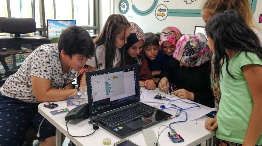 Geleceğin robotik kodlama ustaları Meram&rsquo;da yetişiyor