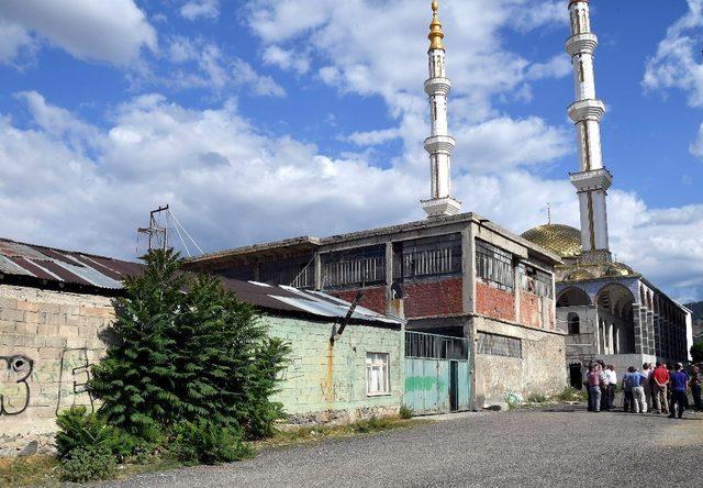 Isparta Belediyesi’nden Tabakhane Camii’ne çevre düzenlemesi