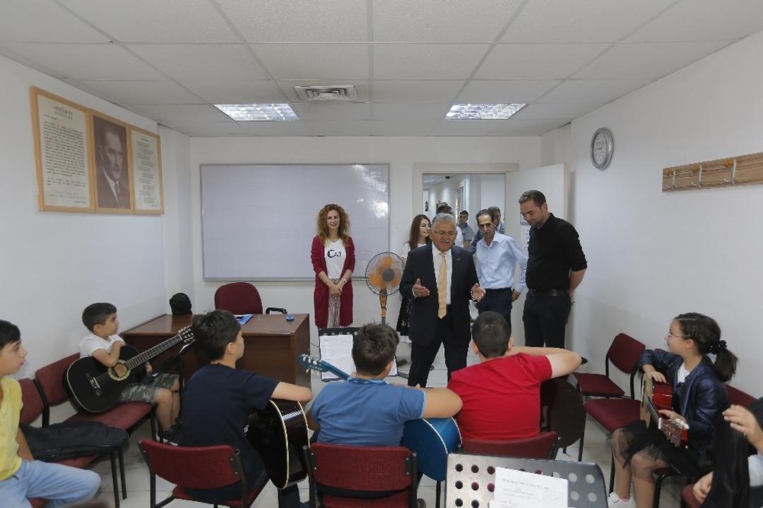 Başkan B&uuml;y&uuml;kkılı&ccedil;, B&uuml;y&uuml;kşehir Belediyesi Konservatuvarı&rsquo;nı ziyaret ederek &ouml;ğrencilerle g&ouml;r&uuml;şt&uuml;