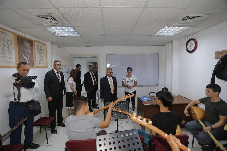 Başkan Büyükkılıç, Büyükşehir Belediyesi Konservatuvarı’nı ziyaret ederek öğrencilerle görüştü G2