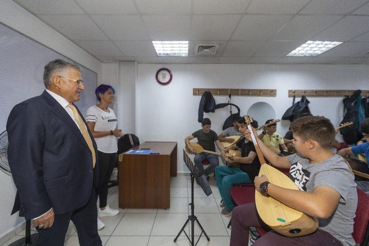 Başkan Büyükkılıç, Büyükşehir Belediyesi Konservatuvarı’nı ziyaret ederek öğrencilerle görüştü G3