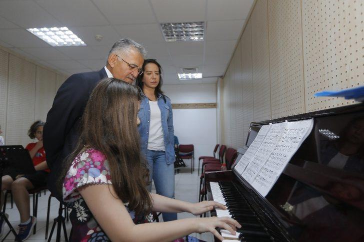 Başkan Büyükkılıç, Büyükşehir Belediyesi Konservatuvarı’nı ziyaret ederek öğrencilerle görüştü G4
