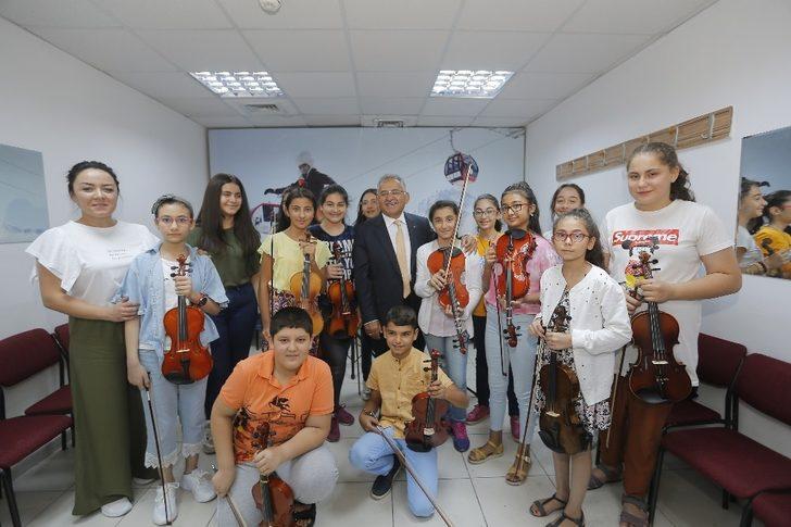 Başkan Büyükkılıç, Büyükşehir Belediyesi Konservatuvarı’nı ziyaret ederek öğrencilerle görüştü G5