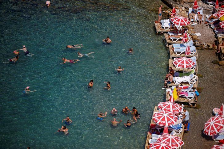 Antalya'ya giden denizde serinliyor G1