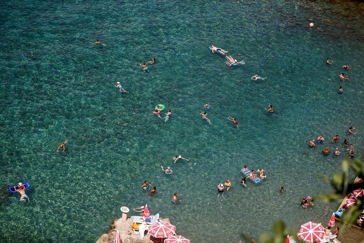 Antalya'ya giden denizde serinliyor G2