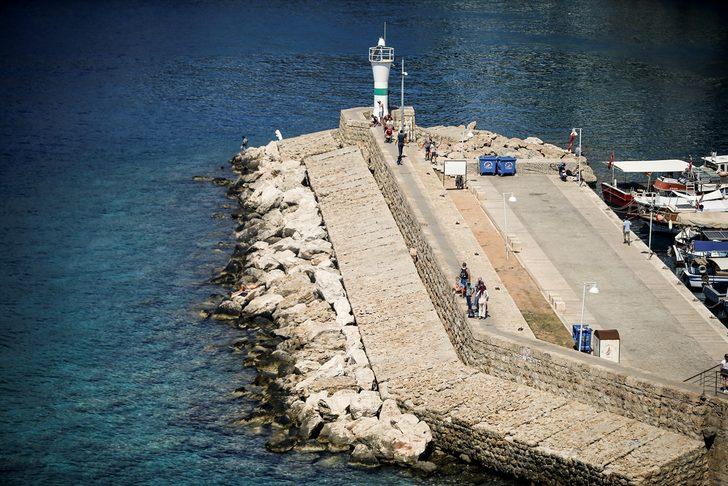 Antalya'ya giden denizde serinliyor G4