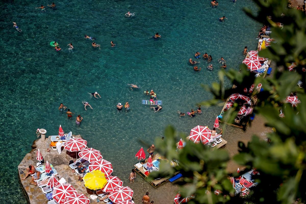 Antalya'ya giden denizde serinliyor