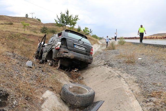 Takla atan araç şarampole devrildi: 4 yaralı