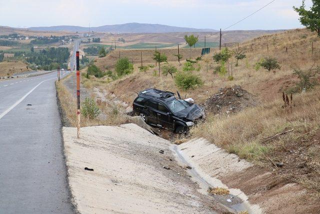 Takla atan araç şarampole devrildi: 4 yaralı