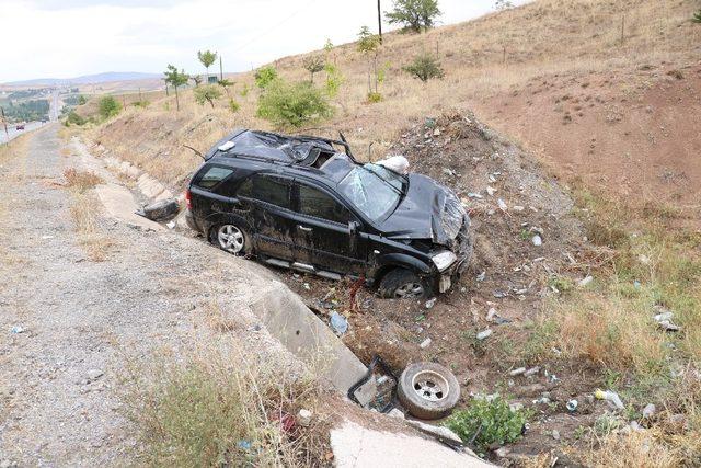 Takla atan araç şarampole devrildi: 4 yaralı