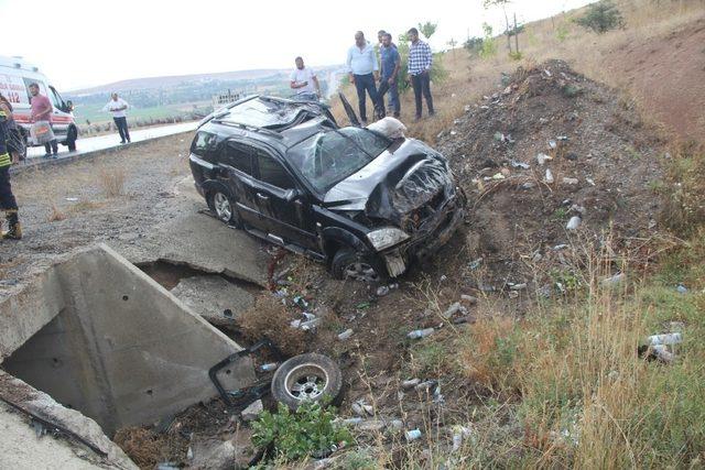 Takla atan araç şarampole devrildi: 4 yaralı