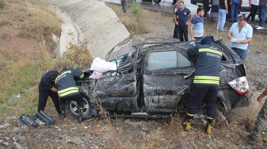 Takla atan ara&ccedil; şarampole devrildi: 4 yaralı