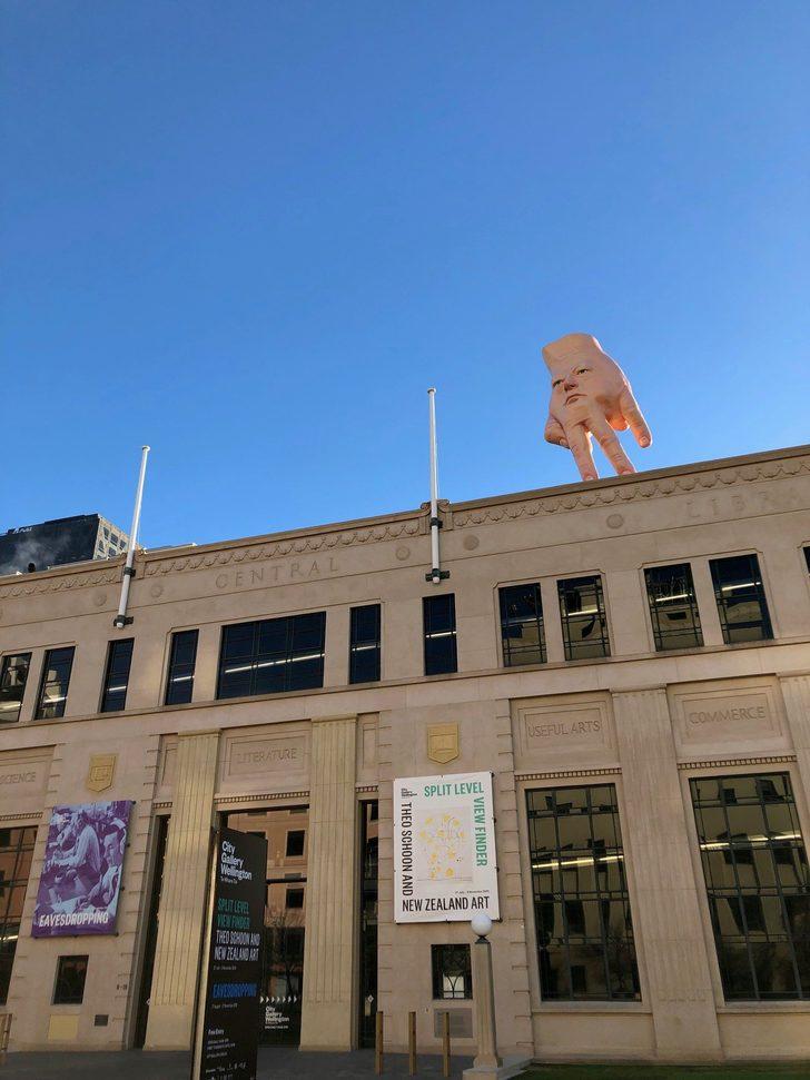 Korkunç el heykeli! Şehir Galerisi'nden sizi izliyor olacak G1