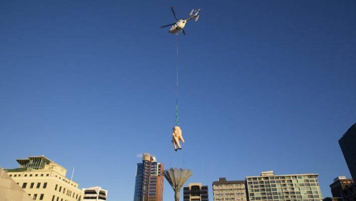 Korkunç el heykeli! Şehir Galerisi'nden sizi izliyor olacak G3