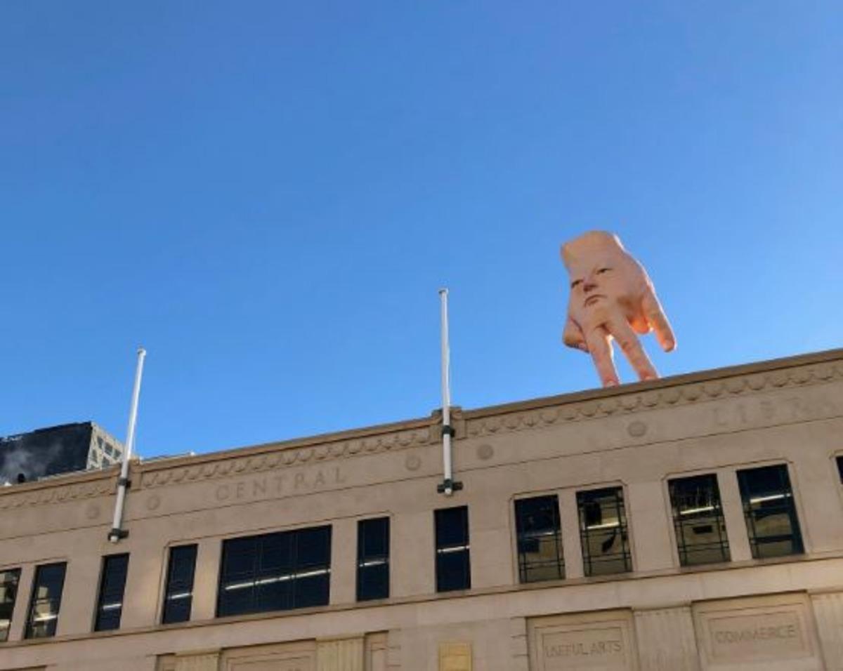 Korkun&ccedil; el heykeli! Şehir Galerisi'nden sizi izliyor olacak