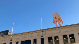 Korkunç el heykeli! Şehir Galerisi'nden sizi izliyor olacak