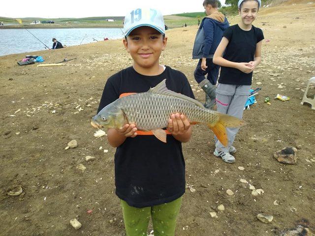 Çocukların balık tutma yarışı