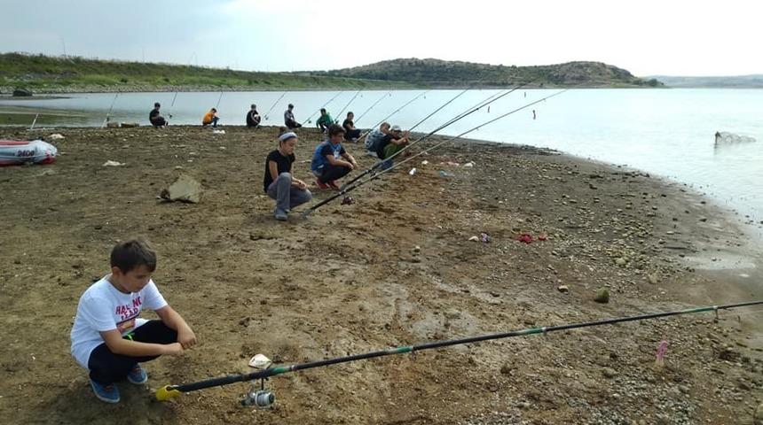 &Ccedil;ocukların balık tutma yarışı