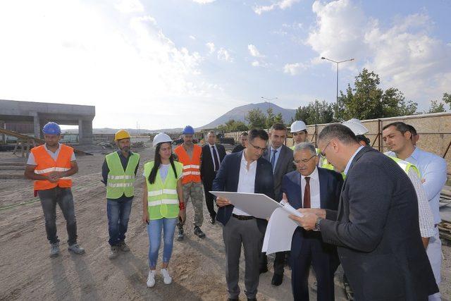 Başkan Büyükkılıç, yapımı devam eden Engelsiz Yaşam Merkezi’nde incelemelerde bulundu