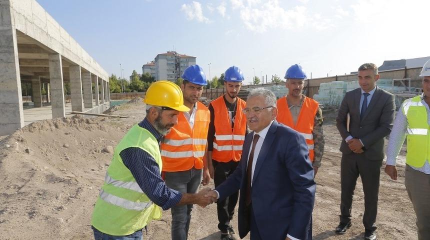 Başkan B&uuml;y&uuml;kkılı&ccedil;, yapımı devam eden Engelsiz Yaşam Merkezi&rsquo;nde incelemelerde bulundu