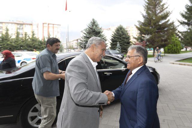 Arınç, Kayseri Büyükşehir Belediye Başkanını ziyaret etti