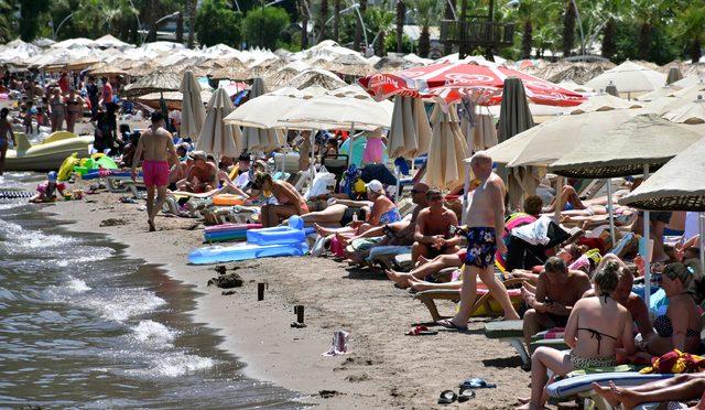 Marmaris plajları, yabancı turistlerle kentte yaşayanlara kaldı