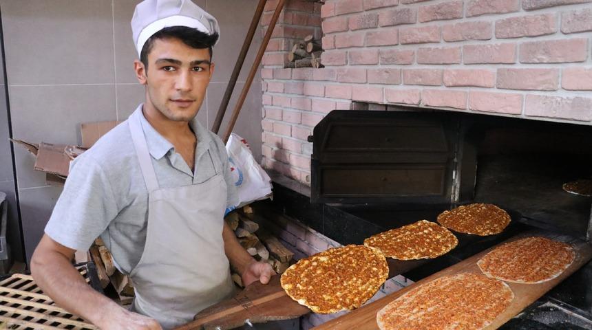 Lahmacun sevenler sınırlarını zorladı! Bakın rekor nasıl kırıldı