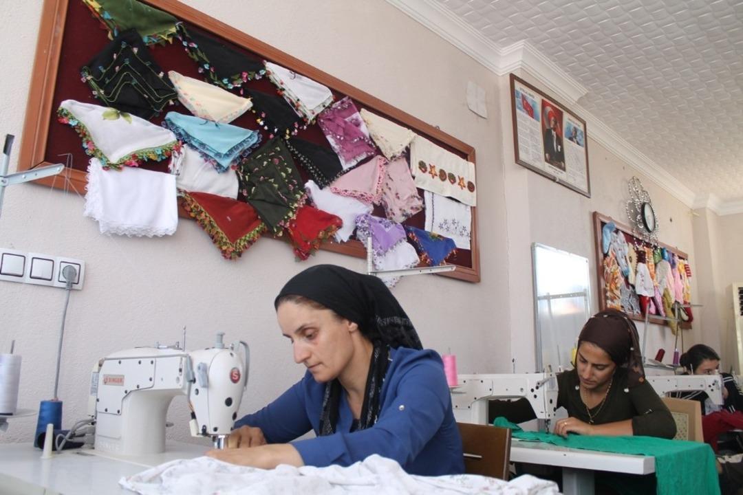 K&ouml;y kadınları meslek &ouml;ğrenip aile b&uuml;t&ccedil;esine katkı sağlıyor