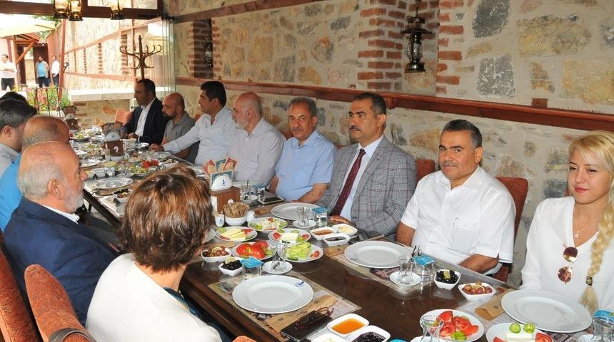 Başkan Akkaya&rsquo;dan &uuml;niversite kayıtları &ouml;ncesi istişare toplantısı