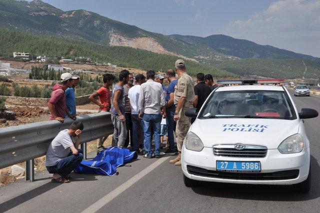 Ölümlü kazaya bakarken kaza yaptı, 3 yaşındaki Ahmed yaralandı