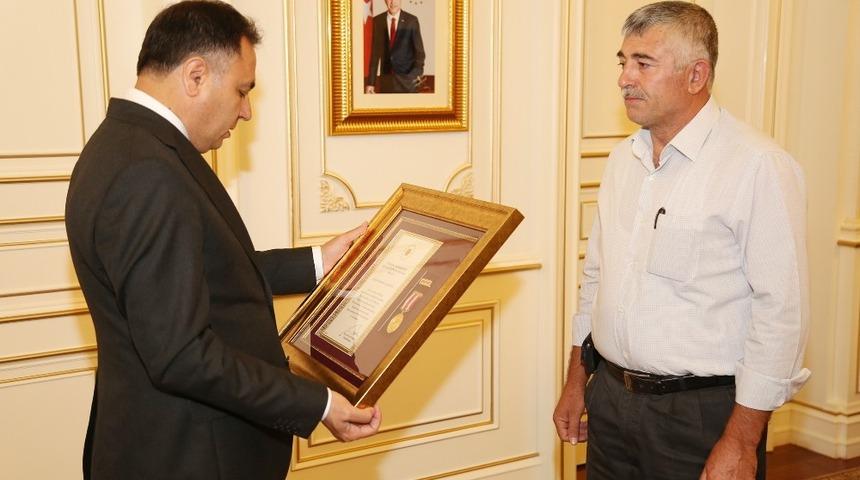 Şehit ailesine devlet &ouml;v&uuml;n&ccedil; madalyası beratı verildi