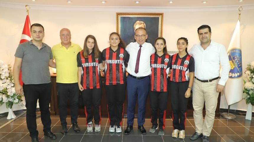 Başkan Akın milli hentbolcuları kampa uğurladı