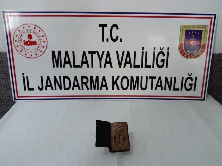 Malatya'da piyasa değeri 5 milyon dolar olan İbranice el yazması kitap ele geçirildi G1
