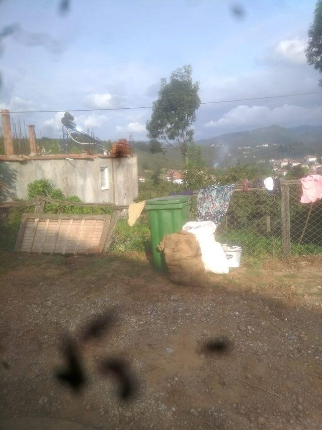 Karasu’da çöpleri toplanmayan mahalleli isyan etti