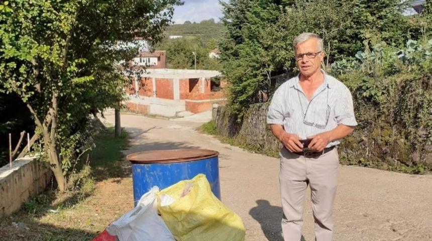 Karasu&rsquo;da &ccedil;&ouml;pleri toplanmayan mahalleli isyan etti