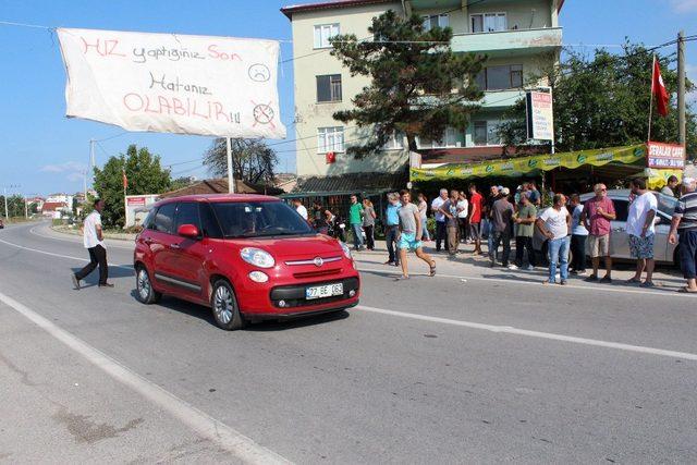 Kızgın vatandaşlar yolu trafiğe kapadı