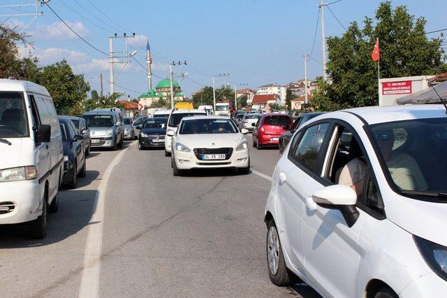 Kızgın vatandaşlar yolu trafiğe kapadı