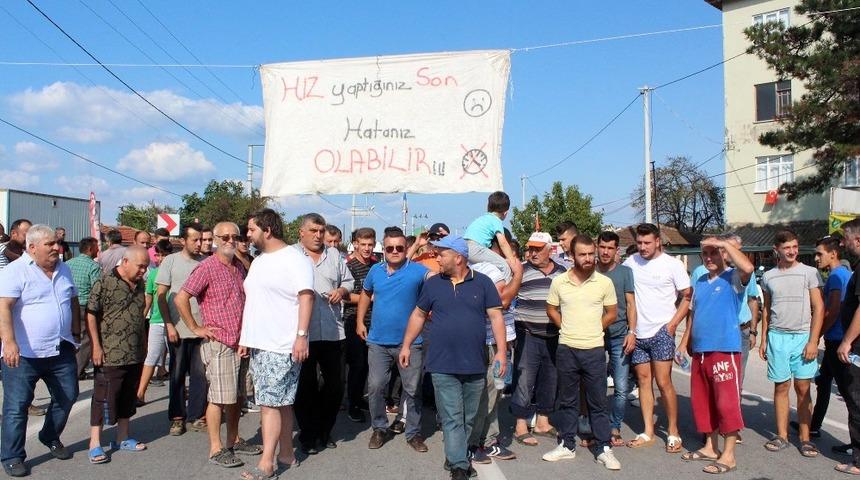 Kızgın vatandaşlar yolu trafiğe kapadı