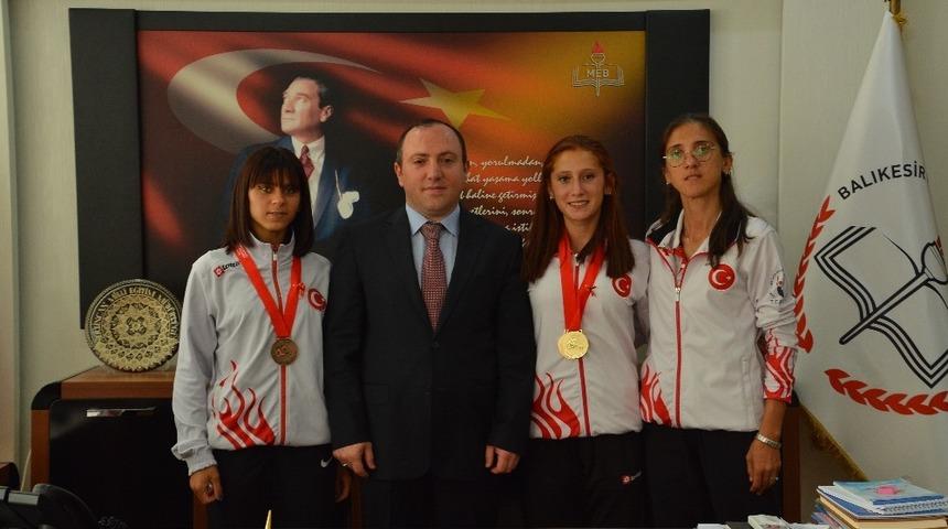 D&uuml;nya atletizm şampiyonları M&uuml;d&uuml;r Yıldız&rsquo;ı ziyaret etti