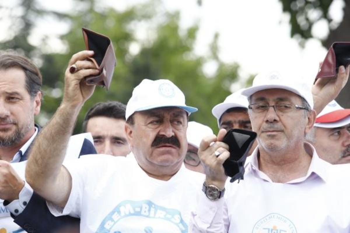 Memurlardan bakanlık &ouml;n&uuml;nde 'c&uuml;zdan atma' eylemi