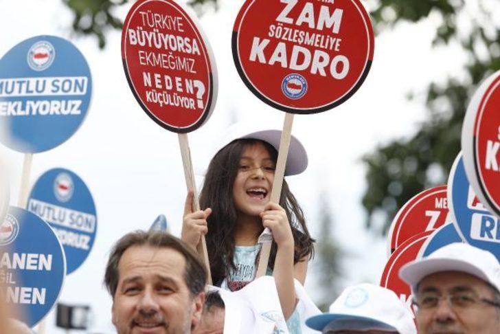 Memurlardan bakanlık önünde 'cüzdan atma' eylemi G4