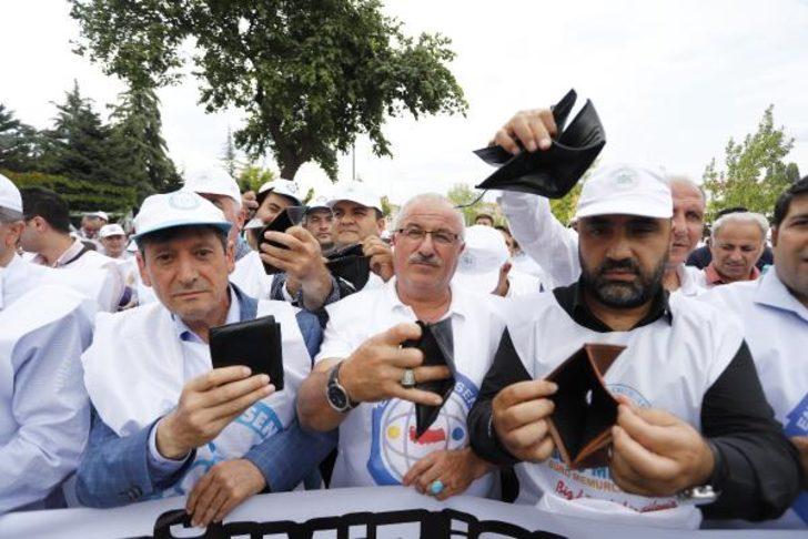 Memurlardan bakanlık önünde 'cüzdan atma' eylemi G5