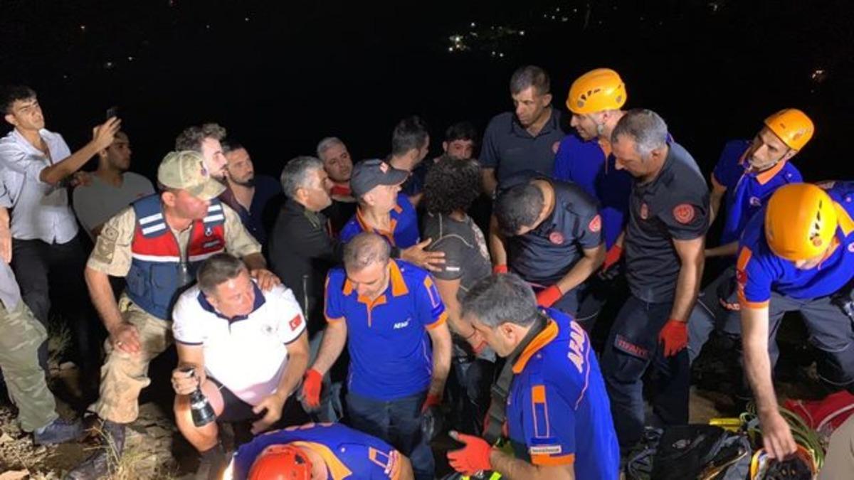 Ekipler seferber oldu! Televizyon programı i&ccedil;in indikleri mağarada mahsur kaldılar