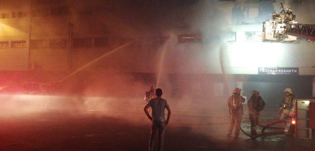 İkitelli'de bir kozmetik firmasına ait depoda yangın (1)