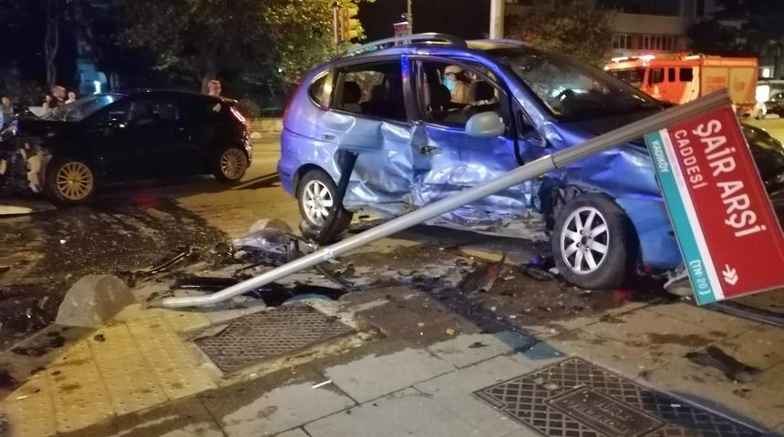 Kadık&ouml;y&rsquo;de y&uuml;rekleri ağza getiren kaza: 3 yaralı